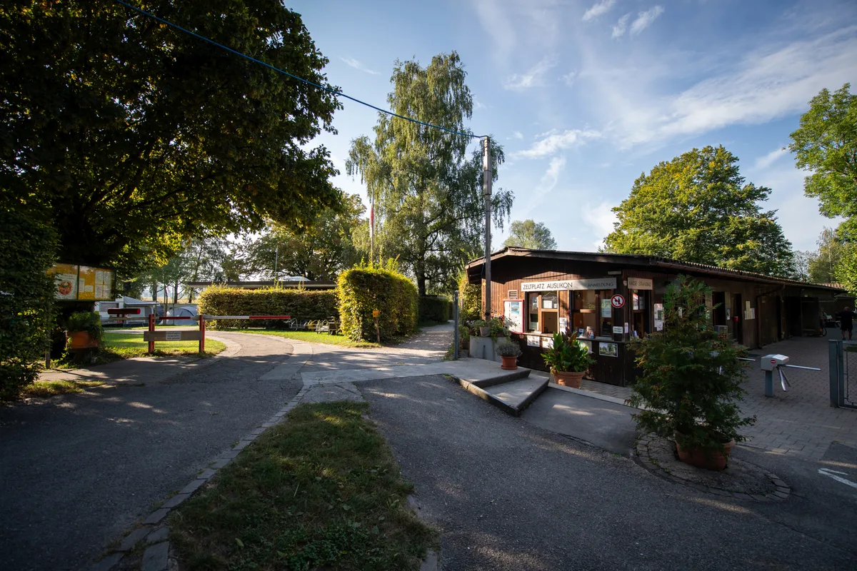 Der Campingplatz Auslikon muss schliessen. Zeltklub Zürichsee-Oberland Präsident Willi Wohlgemuth auf dem Campingplatz.